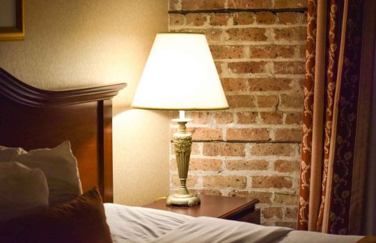 How to choose a bedside wall lamp2